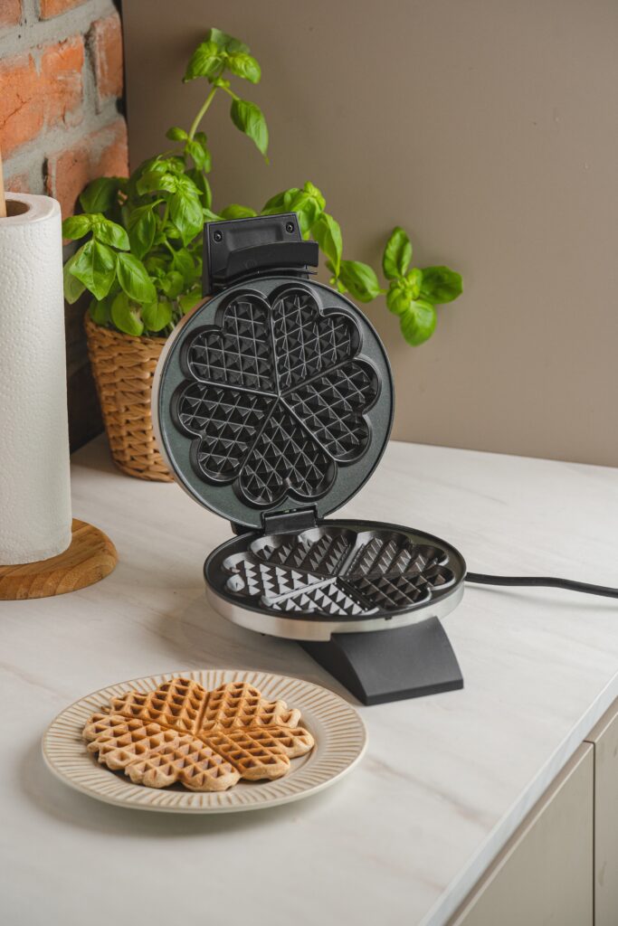 Cloer Waffeleisen mit Waffel davor für den Waffeleisen-Test