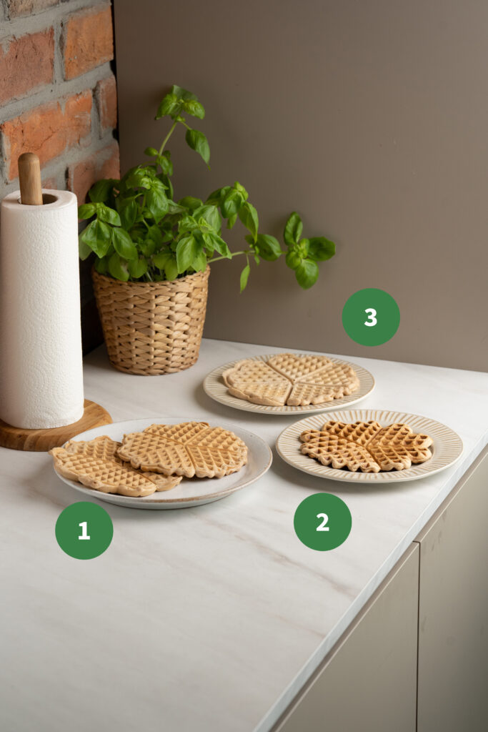 3 verschiedene Teller mit unterschiedlich gebräunten Test-Waffeln.